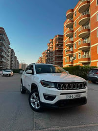 جيب كومباس 2018 لاتيتود فورويل 4x4  ماشية 130 الف كيلو  ضربتها قطعه وح...
