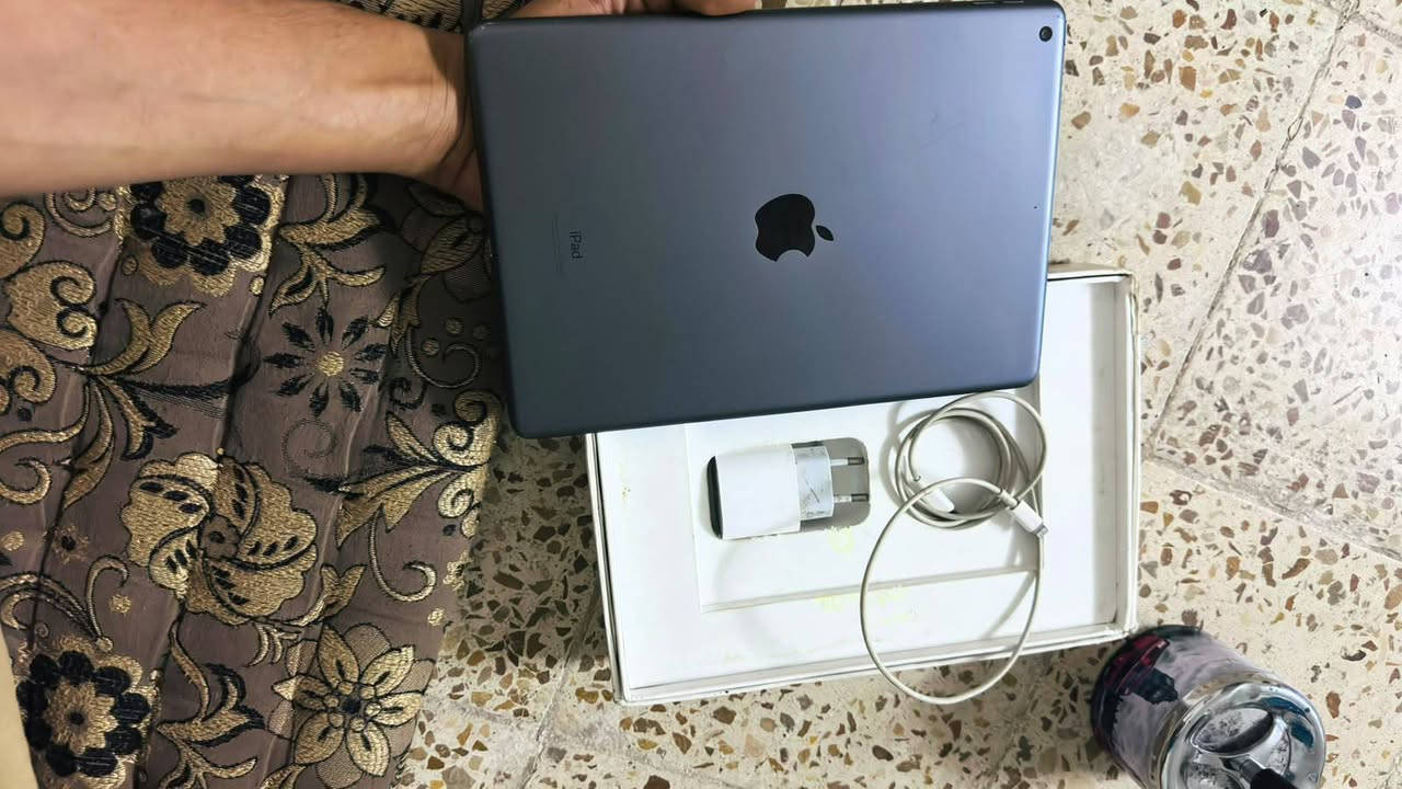 للبيع iPad 9 – سعة 64GB  
​✨ الجهاز نظيف جدًا وحالته ممتازة
📦 الكارتون موجود
💾 الذاكرة: 64GB
🔋 الجهاز شغال وكلشي تمام
💰 السعر: 230  دينار فقط
🤝 بي مجال بسيط
📩 للجادين الاتصال***********
