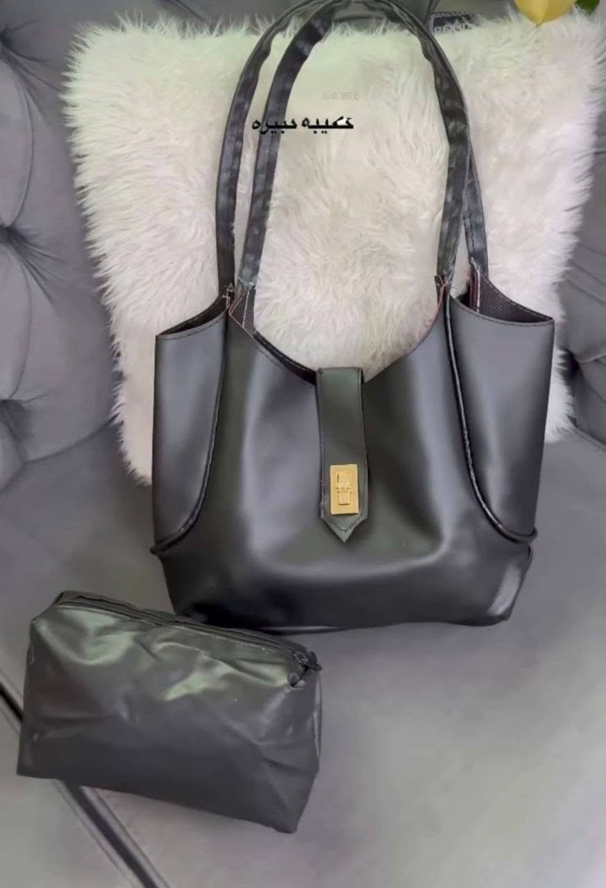 جنط جلد قطعه 7 الف فقط❤️‍🔥 كل ٤ قطع جنطه هديه👜 من اختيار البيج  توصيل🚗 الف داخل رفاعي للحجز مراسله خاص 👇

نص مكتوب في الصور:
- 🤎😳small🤎
- كتيبه كبيره