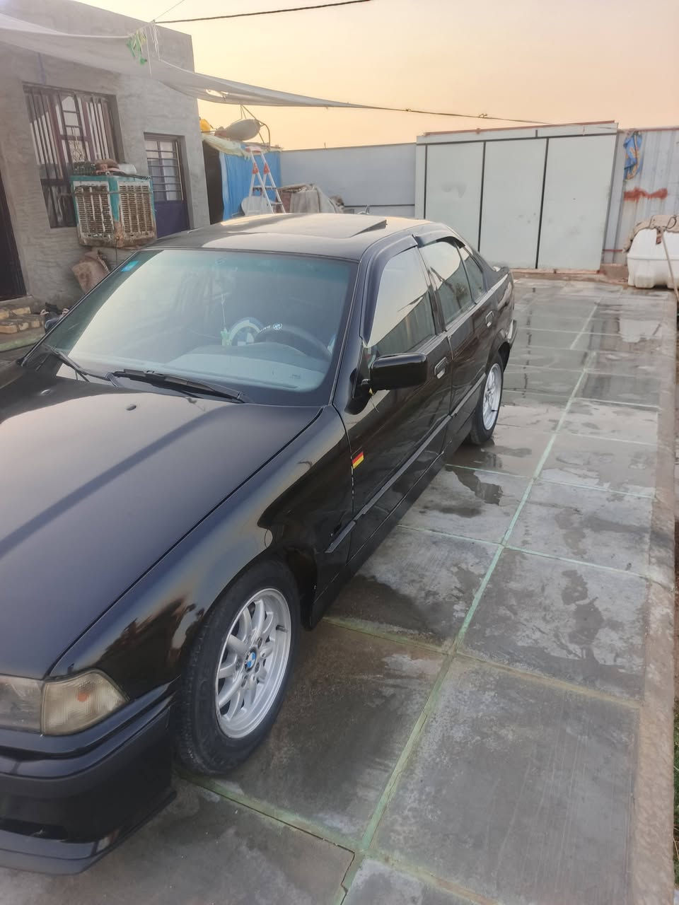 BMW E36
موديل 1992 
لون اسود غير محدد 
رقم بغداد انكليزي

مكينه 4 سلندر بلاديه خير من الله لا تنقيص لا تبخير
كير عادي 5 نمر
فتحة سقف 
كهربائيات خير من الله كلها شغاله 
بدون حادث قوي بيها طخات بسيطه ومعمره 
مكاني صويره تبعد عن بغداد 65 كم 
نقصها 
غاز وتنصيب للتبريد
مشط ستيرن يمشي بس يذب دهن عوزه تبديل
السعر 32 قفل بيع مستعجل ويشهد الله لو ما عدي ضرف ب40 ماابيعها 
اي استفسار متوفر واتساب واتصال   ***********
