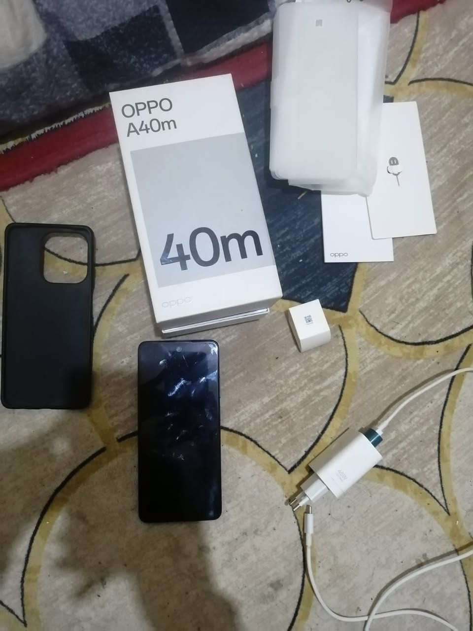 عندي هاذا الجهاز
اوبو اي 40 ام 
 مثل ما واضح بالصوره شاحنته الاصليه 45 واط و كارتونه و حتى جيس الشركه موجود كامل الملحقات و ابد ما داخل صيانه ولا بي فطر و مستخدم اقل من سنه يعني جهاز 💯
ذاكرة الجهاز 256 و رام 12 (6+6) لتواصل
رقم: ***********
سعره ب 220 الف
