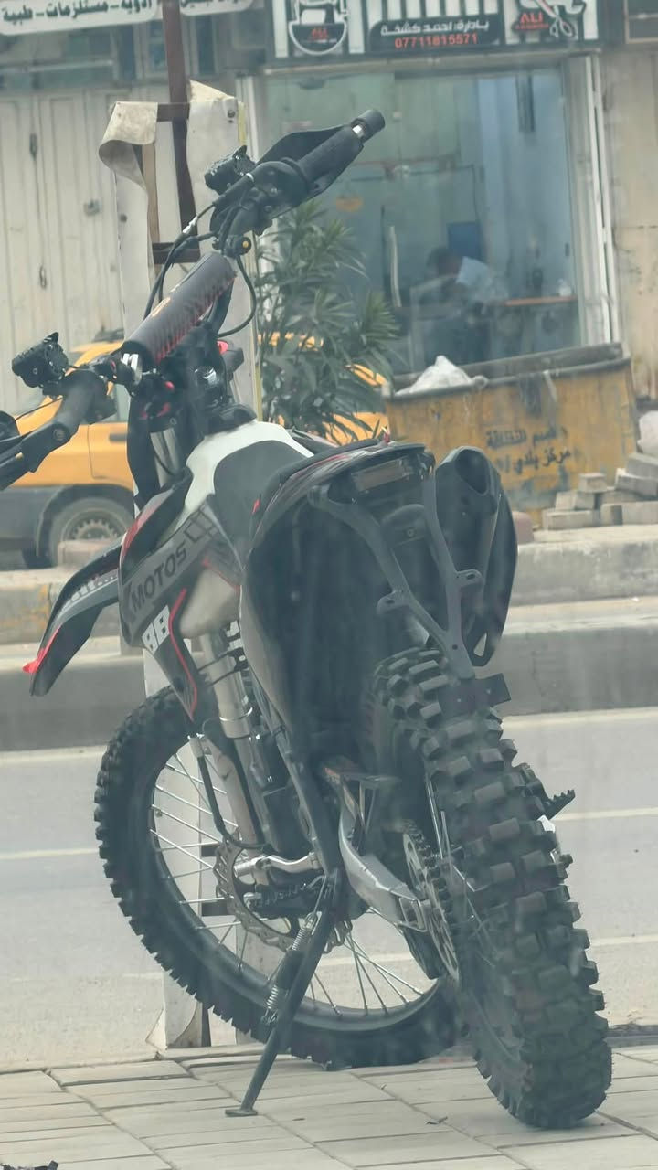 سلام عليكم للبيع دراجة X-MOTOSمكينةc300دراجة نضيفة مكينة قوية وأدائها تايرات أوف رود نضيفة مثل ما موضح بالصورة دراجة مرقمة أربيل المكان بغداد مدينة الصدر التوصل والاستفسار الرقم ***********
