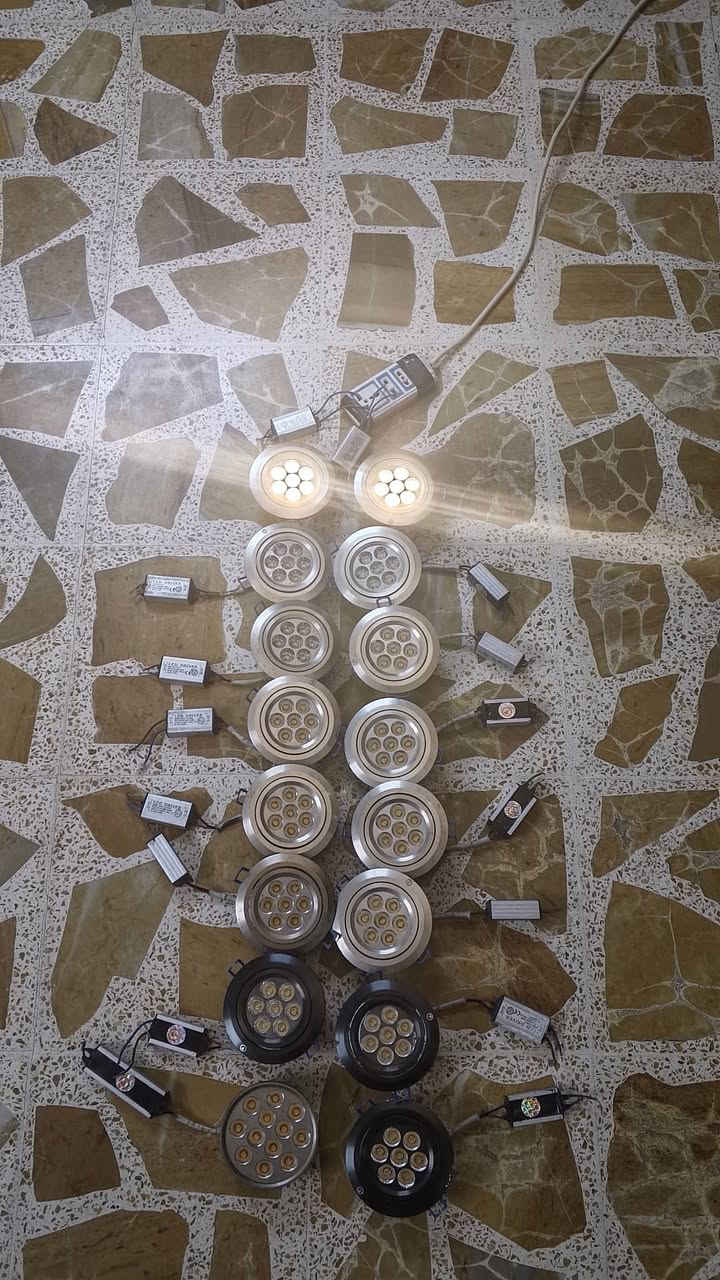 السلام عليكم للبيع هذوله السبورتلايتات العدد 16 قطعه سعر القطعه على 3الاف واذا واحد ياخذهم كلهم يدلل وأوجبو مكاني موصل رقم هاتف *********** شرط كلهم شغالين وحالتهم جدا نظيفه
