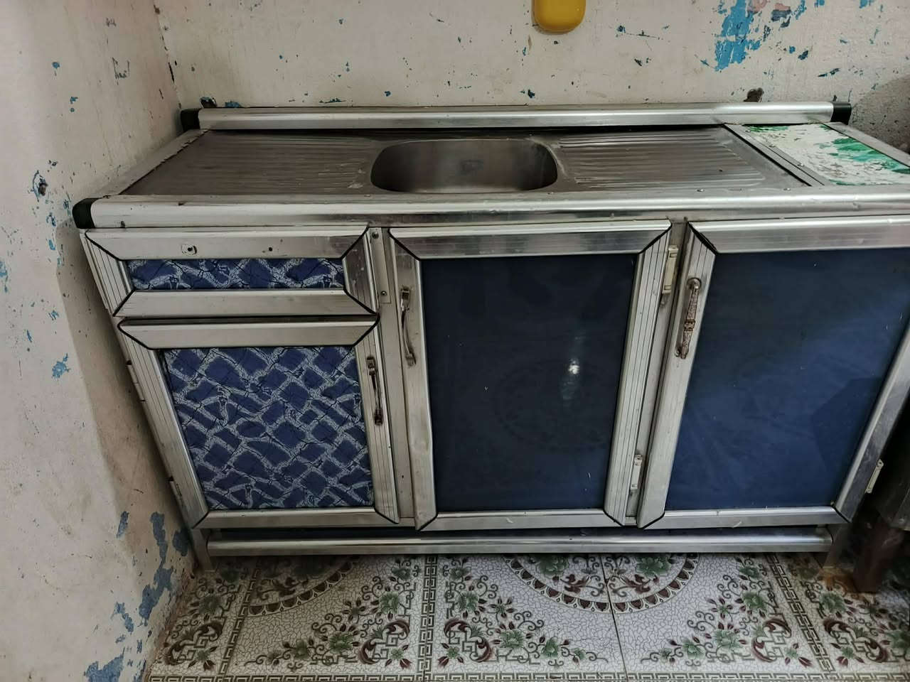 سنك للبيع وقفص مال دجاج للبيع نتصل عل رقم بيك خير وتدلل العنوان كوت انوار الصدر ***********
