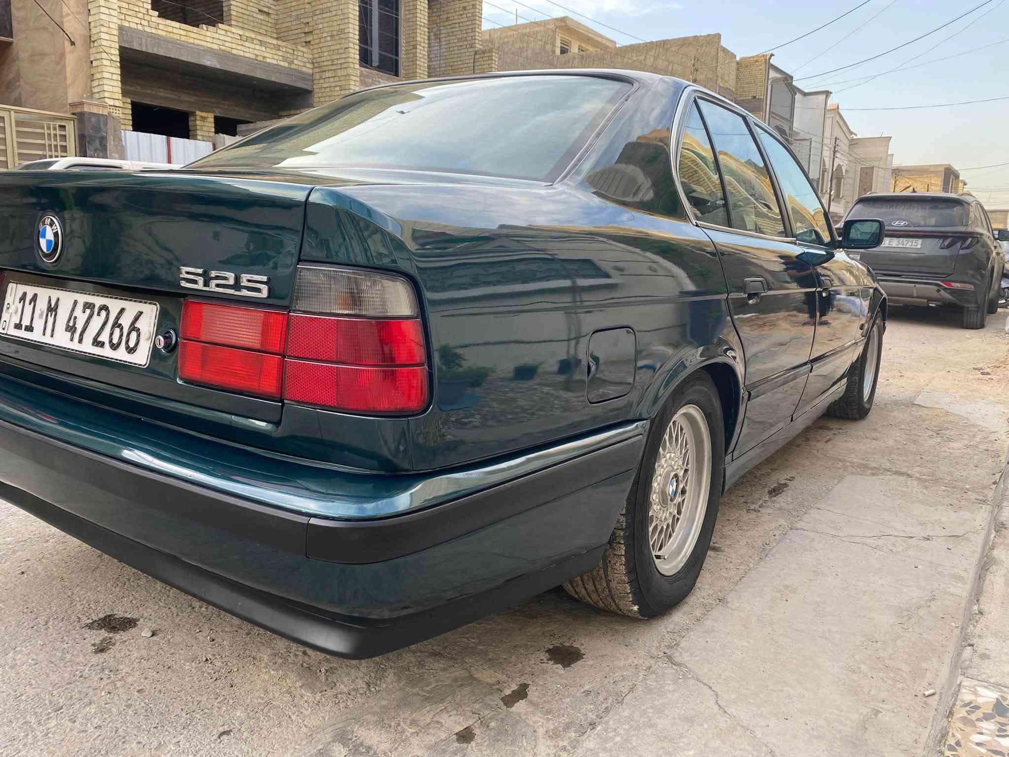 السلام عليكم BMW ٥٢٥ مسكر عدله موديل ١٩٩١
رقم بغداد انكليزي لون زيتوني 
بسمي
بجم عريض

كشنات جلد كهرباء  مري كهرباء اسلايت شغال تبريد ثلج ويل خليه تخم تاير جديد كير ومحرك خير من الله سياره مكفوله من الضربه صبغ عام للجماليه سياره جديده تجي وتشوف ابعينك العنوان بغداد  الجديده *********** سعر٧٨ بيهه مجال
