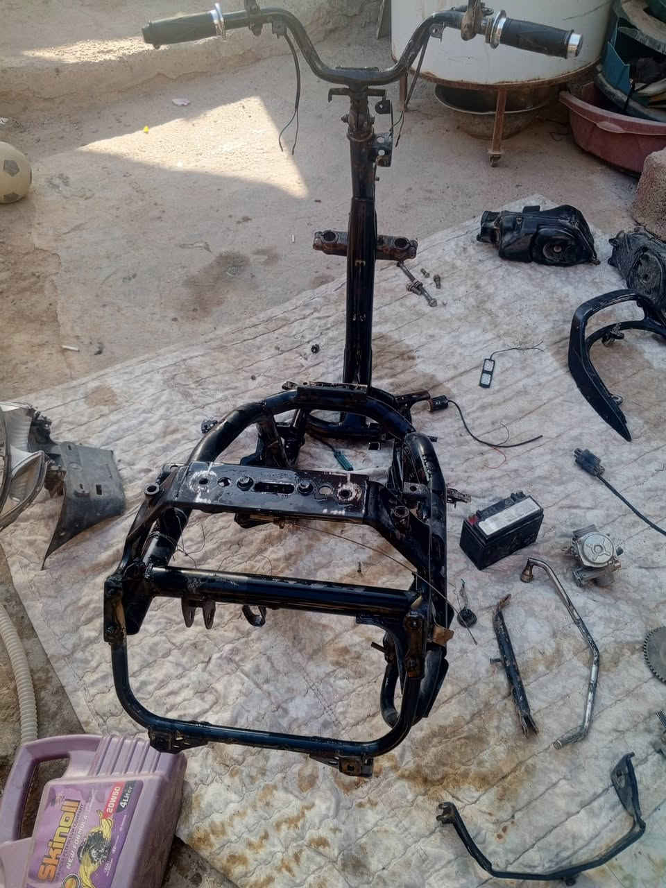 السلام عليكم غراض فراشه بسعر لماي وكله شغال ونضيف شاصي مكفول من صبغ ولحيم راجز سلف دشلي سلف كامل شوته كابريته اصليه شلعه ومعدل بيه واير سكليتر خلفي واير سكليتر  واير بريك امامي معه لدسك مالته سبايدر واير بريك خللفي تجمع دكم سلف ولاشاير باتري باتري  جك ربع كويل بلك جوين  كتف شحن سعر ارخص من لتراب قيم بل يرضي الله وتعال اخذ العنوان كوفه شارع المطار يم جوهرت العرب الاتصال ع رقم او خاص ***********
