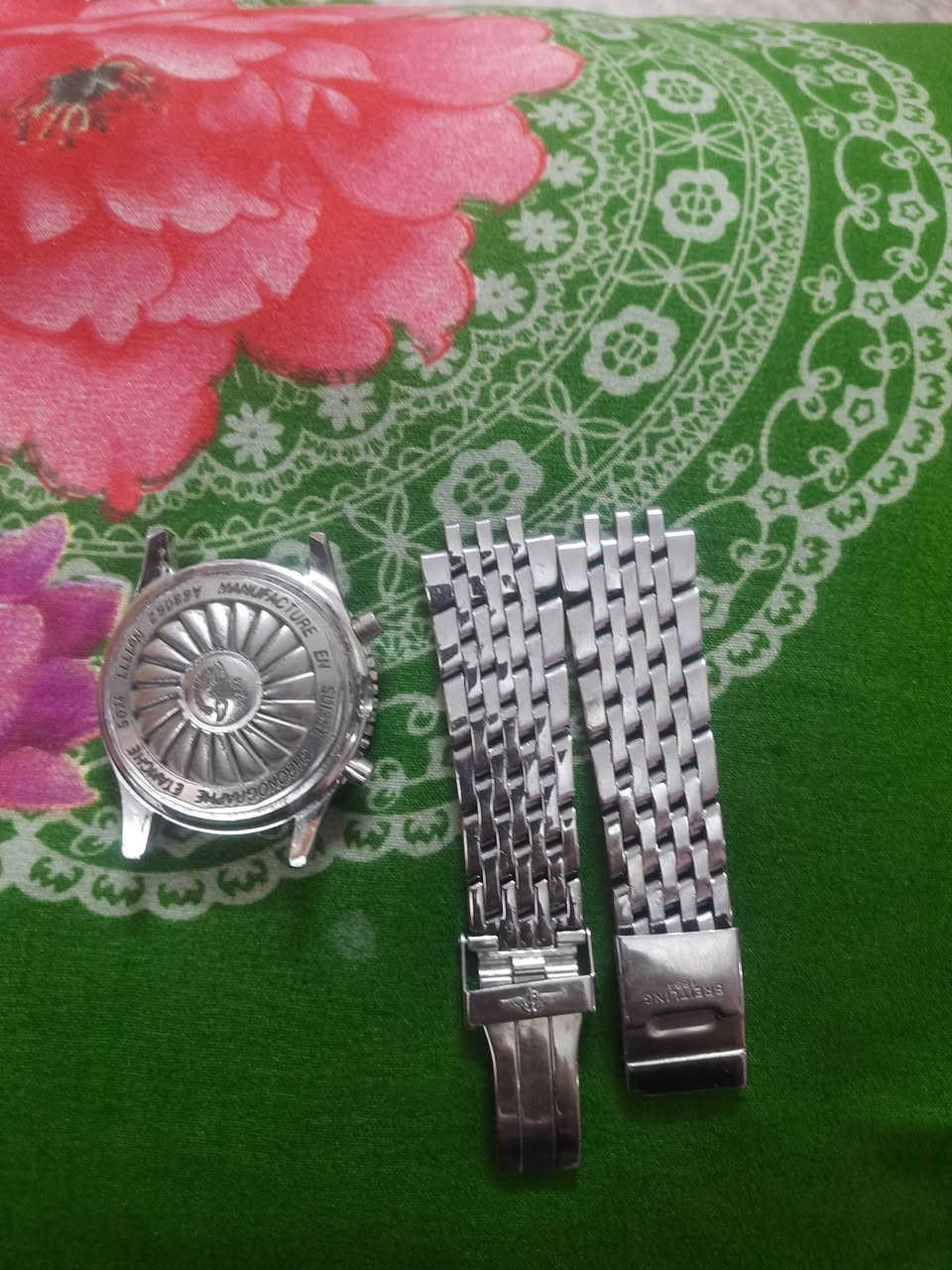 هذه الساعة هي Breitling Chronomat (ساعة كرونوغراف من شركة بريتلينغ السويسرية)، وتحديداً موديل يحمل الرقم A68052.
سعرها 75 وبيها مجال ​إليك التفاصيل والمواصفات بناءً على ما هو موضح على الغطاء الخلفي:
​الموديل / الرقم المرجعي: A68052  
​تاريخ الإنتاج / الإطلاق: تم إنتاج هذا الموديل المزين بنقش التوربين المحرك على الغطاء الخلفي تقريباً في أواخر التسعينيات (حوالي عام 1998 - 1999).
​النوع: كرونوغراف (Chronographe) ميكانيكي/أوتوماتيكي.  
​مكان الصنع: صناعة سويسرية (Manufacture en Suisse).  
​مقاومة الماء: مقاومة للماء حتى عمق 50 متراً (Etanche 50M).  
​الرقم التسلسلي الخاص بالقطعة: No 7771.
 هذه الساعة هي Breitling Chronomat (ساعة كرونوغراف من شركة بريتلينغ السويسرية)، وتحديداً موديل يحمل الرقم A68052.
