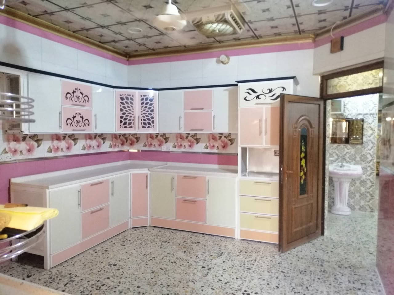 بيت للبيع في الفلوجه حي جبيل قرب جامع حسين شلش شارع 10 بناء حديث طابوق ارضيه كاشي مرمر يحتوي على ٣ غرف النوم وصاله عدد 2 واستقبال ومطبخ و2 حمامات داخليه وخارجيه المساحه ٢٥٠ متر السعر 145 مليون وبي مجال بسيط للاستفسار مراجعة مكتب القمه للعقار او الاتصال على الأرقام التاليه *********** ***********
