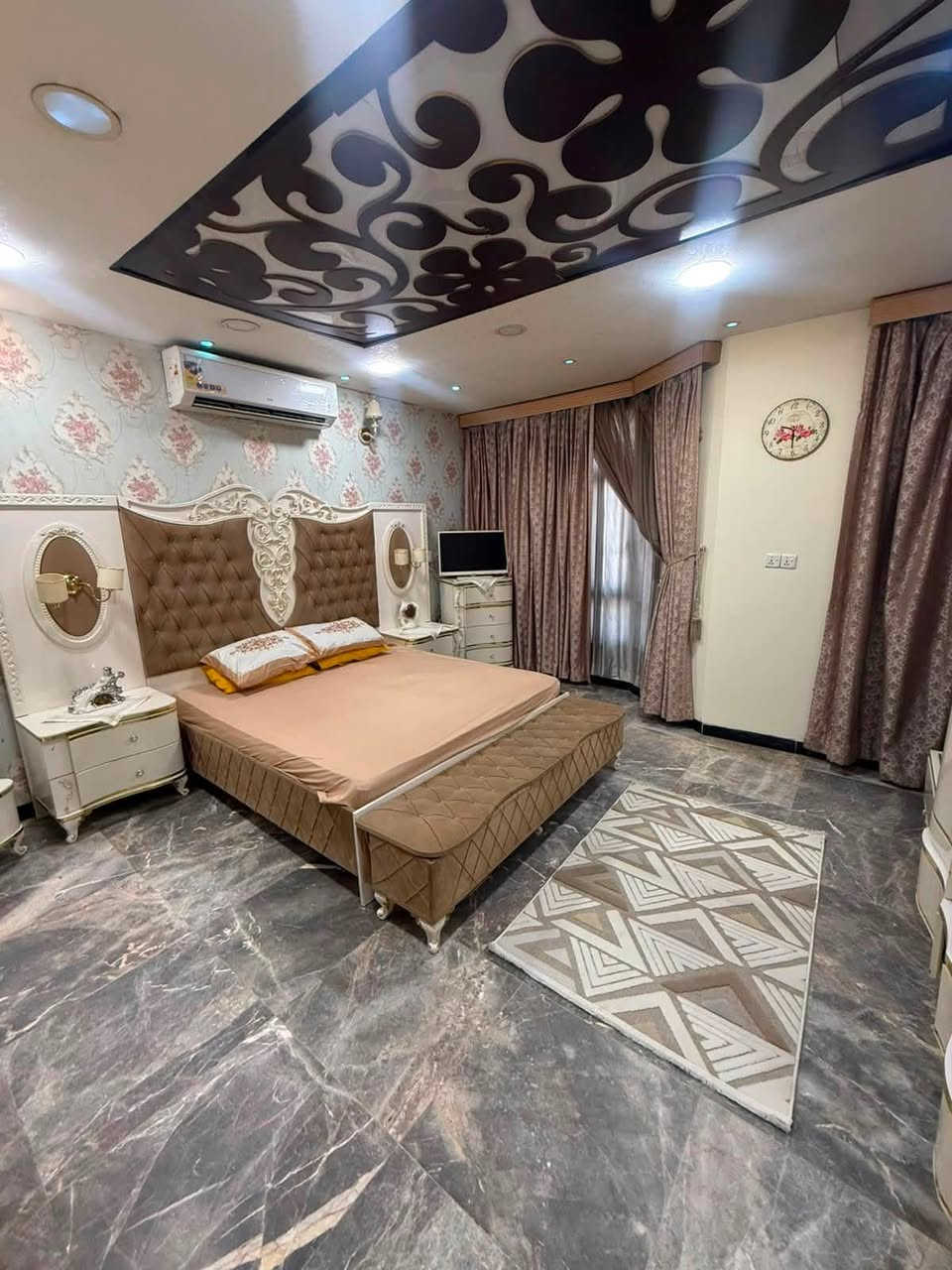 السلام  عليكم ورحمة الله وبركاته 
هذاه بيت للإيجار مؤثث . في المنصور. حي المتنبي 
يحتوي.    على. صاله.  ومطبخ.  وهول. مفتوح.  وصحيات.  والطابق.  الثاني.  غرفتين. وصحيات.  
الايجار.  مده.  6 اشهر.  
سعر الايجار.  17 ورقه
الاتصال 
*********** 
***********
