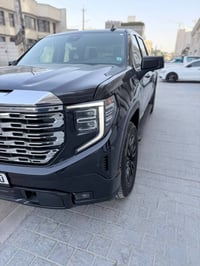 جمسي سيرا 2025 للبيع مكينه ٨ سلندر ٥٣٠٠ سياره جديده ماشيه اقل الفين مي...