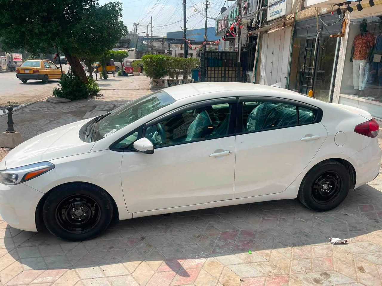 فورتي موديل ٢٠١٧ سياره كلش جديده حادثها خلفي موضح بصور بيع فقط بدون مراوس عاضرها ١١٦ ورقه وبيها مجال قليل ‭***********‬مكانها بغداد. الجديده
