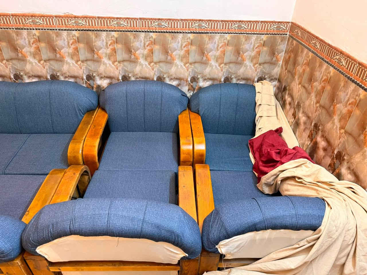 سلام تخم 10 مقاعد للبيع  عراقي قديم صاج الخشب مالتة ((صاج))
البارحة جبتة من النجار دشومة جديدة و تلميع الصاج حتة ريحة التلميع بعدها بي 
موجود خاص و رقمي ***********
مكاني بغداد حي العامل

