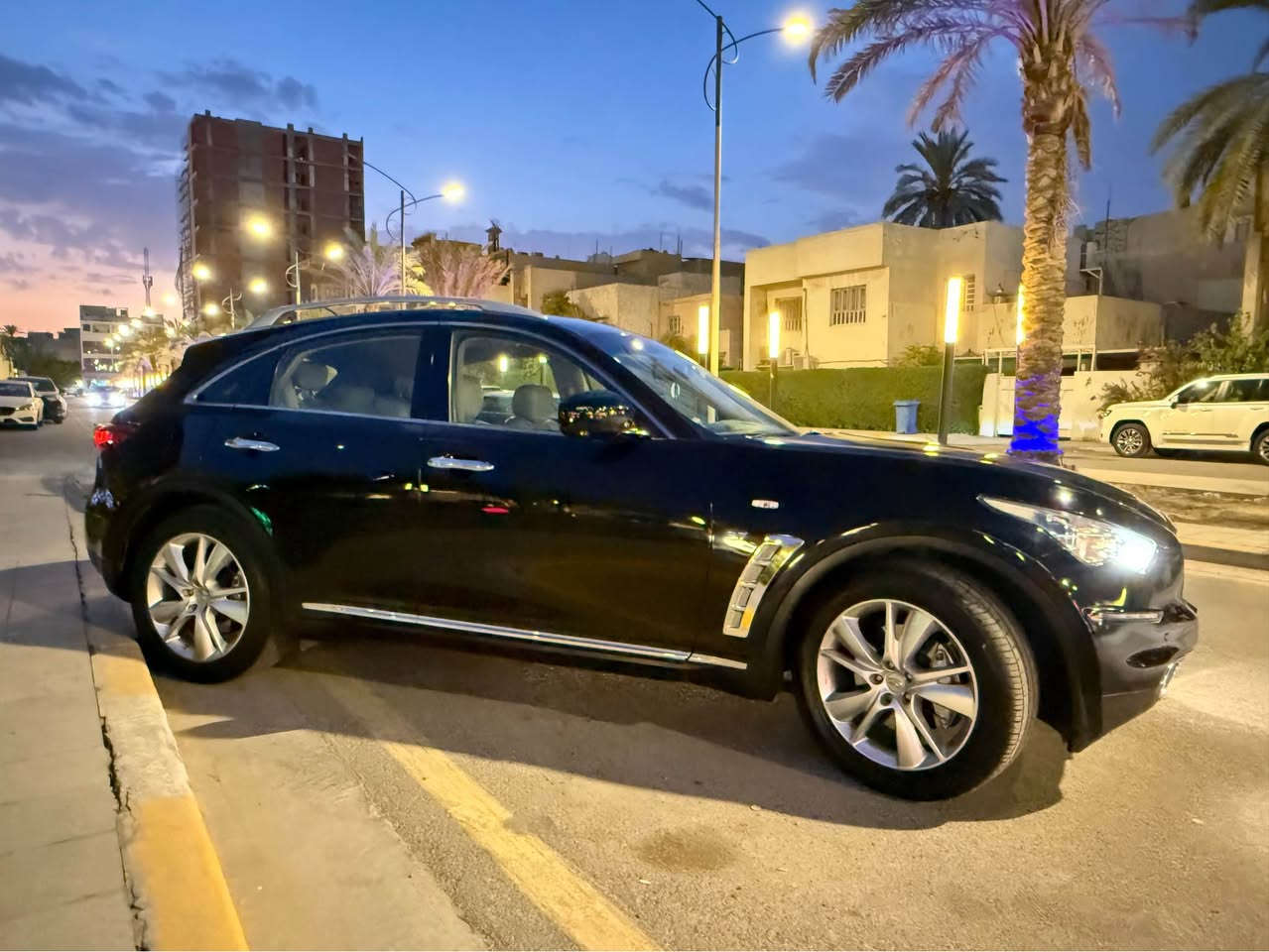 انفنتي Qx70 خليجي موديل ٢٠١٥ مكفولة ماشية ٩٢ الف كيلو فقط سيارة جديدة جدا وكامله مابيها اي نقص وكلشي بيها بلادي 
مكانها اليرموك
*********** بغداد, العراق
