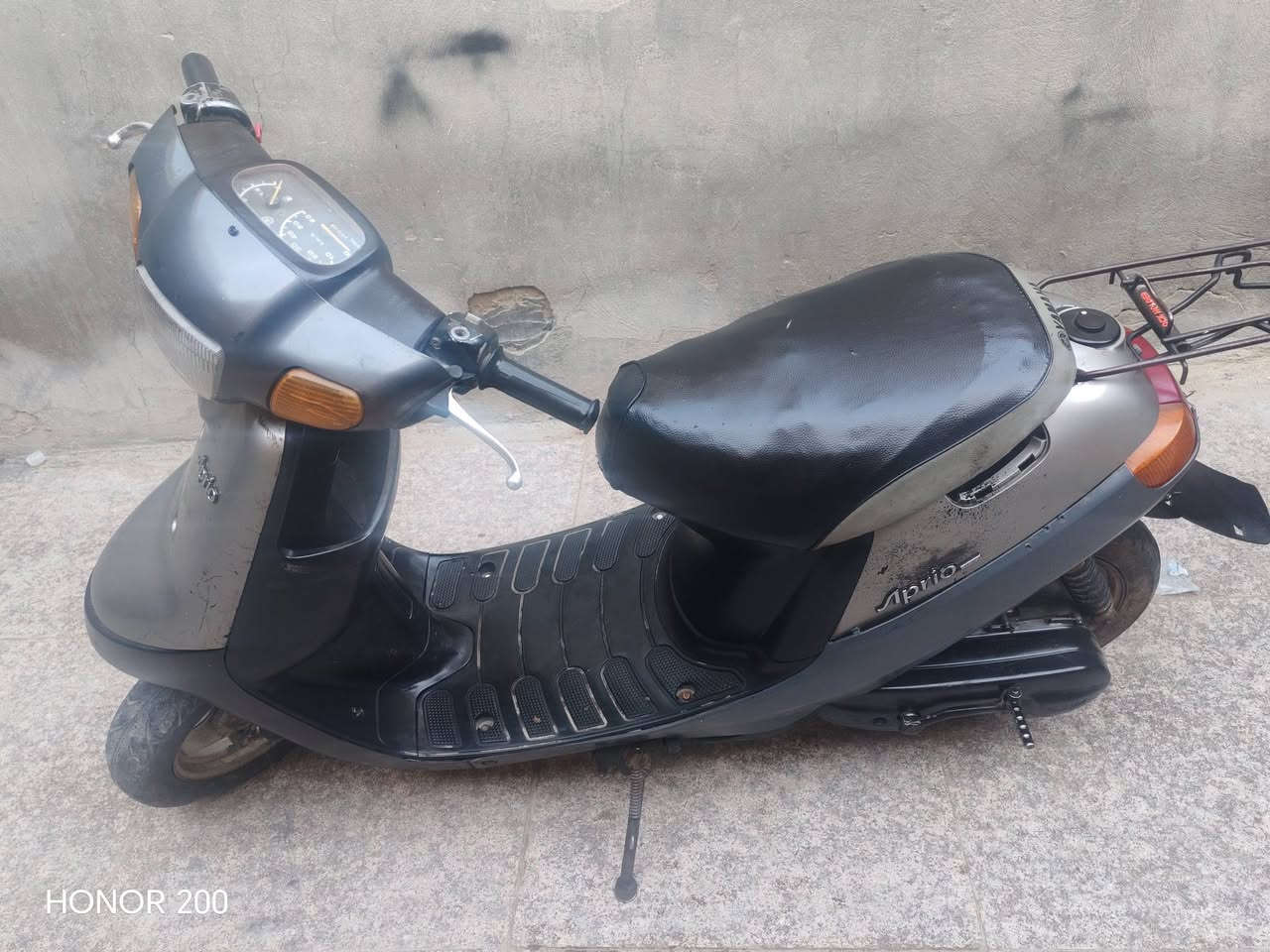 دراجه للبيع السعر 170الشاصي ملحوم الاتصال على الرقم ***********

نص مكتوب في الصور:
- HONOR 200