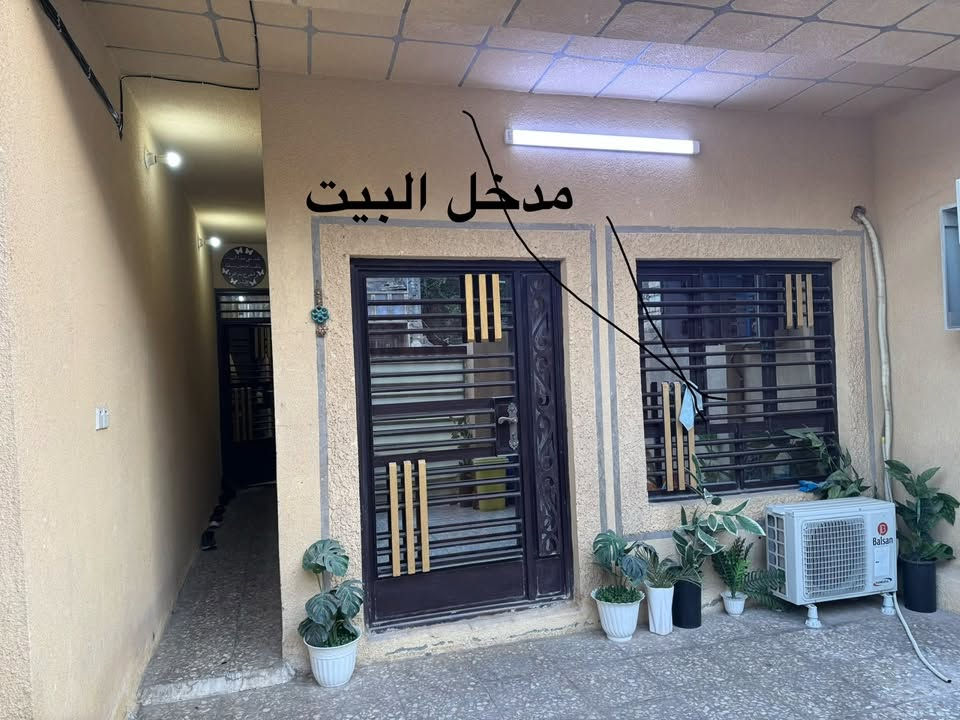 السلام عليكم

🏡 للبيع بيت سكني – طابو ملك صرف 

📍 الموقع: الأمين الثانية – فرع أفران السعادة
قرب سوق الامين - وجامع وحسينية المحسن

📐 المساحة: 100 م²
📏 الواجهة: 5 م
📏 النزال: 20 م

✅ طابقين ونصف.
✅ طابو ملك صرف، والبيت باسمي.
✅ مدخلين للبيت.

تفاصيل البيت:

🔹 الطابق الأرضي:

* طرمة.
* مدخل على الاستقبال.
* مدخل مستقل على المطبخ.
* منور.
* حمام.
* غرفة نوم.

🔹 الطابق الأول:

* غرف نوم عدد (2).
* حمام.

🔹 الطابق الثاني:

* بيتونة.
* غرفة نوم.
* سطحان.

تم ترميم البيت ترميماً كاملاً سنة 2023، وشمل:
✔️ تبديل جميع الأبواب والشبابيك (حديد وخشب).
✔️ إنشاء حمام جديد.
✔️ تأسيس مجاري جديد بالكامل.
✔️ تأسيس كهرباء جديد بالكامل.
✔️ تأسيس بواري الماء جديد بالكامل.
✔️ سيراميك الحمامات والمطبخ جديد.
✔️ أرضيات البيت جديدة بالكامل.
✔️ شتايكر السطح جديد.
✔️ جص وبياض جديد.
✔️ درج ومحجر حديد جديد.
✔️ واجهة لبخ ونثر جديدة.

🔸 البيت يحتاج صبغ فقط.

يشمل البيع:

* كاونتر المطبخ.
* (4) سبالت: ثلاث سبالت حجم طن، وسبلت واحدة حجم طن ونصف.
* منظومة كاميرات مراقبة عدد (5) عالية الدقة.

💰 السعر: 215 مليون دينار، وقابل للتفاوض .

📞 للاستفسار والاتصال أو المراسلة:
ماسنجر / واتساب / اتصال: ***********
