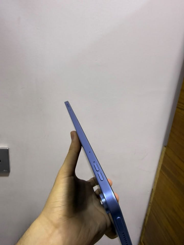 آيباد G-Tab 11 جديد بالباكيت (كامل الملحقات) للبيع 
الجهاز جديد تماماً غير مستخدم (بالتغليف الأصلي) ويجي وياه فول بكج ملحقات.
أهم المواصفات:
• الشاشة: 11 بوصة كبيرة وواضحة جداً للدراسة والمشاهدة.
• المعالج: MTK G80 Octa-Core (ثماني النواة) أداء سريع وسلس.
• الذاكرة والتخزين: 128GB تخزين داخلي + ذاكرة عشوائية (RAM) واسعة.
• الضمان: يحتوي على ضمان صيانة واستبدال (ZMC Care).
الملحقات المرفقة داخل العلبة:
• كيبورد أصلي 
• كفر للأيباد
• لزگه شاشة  
• الشاحن والأغراض الكاملة
الحالة: جديد بالكامل لم يفتح
السعر المطلوب: [140] ألف دينار
الرقم للتواصل : ***********
