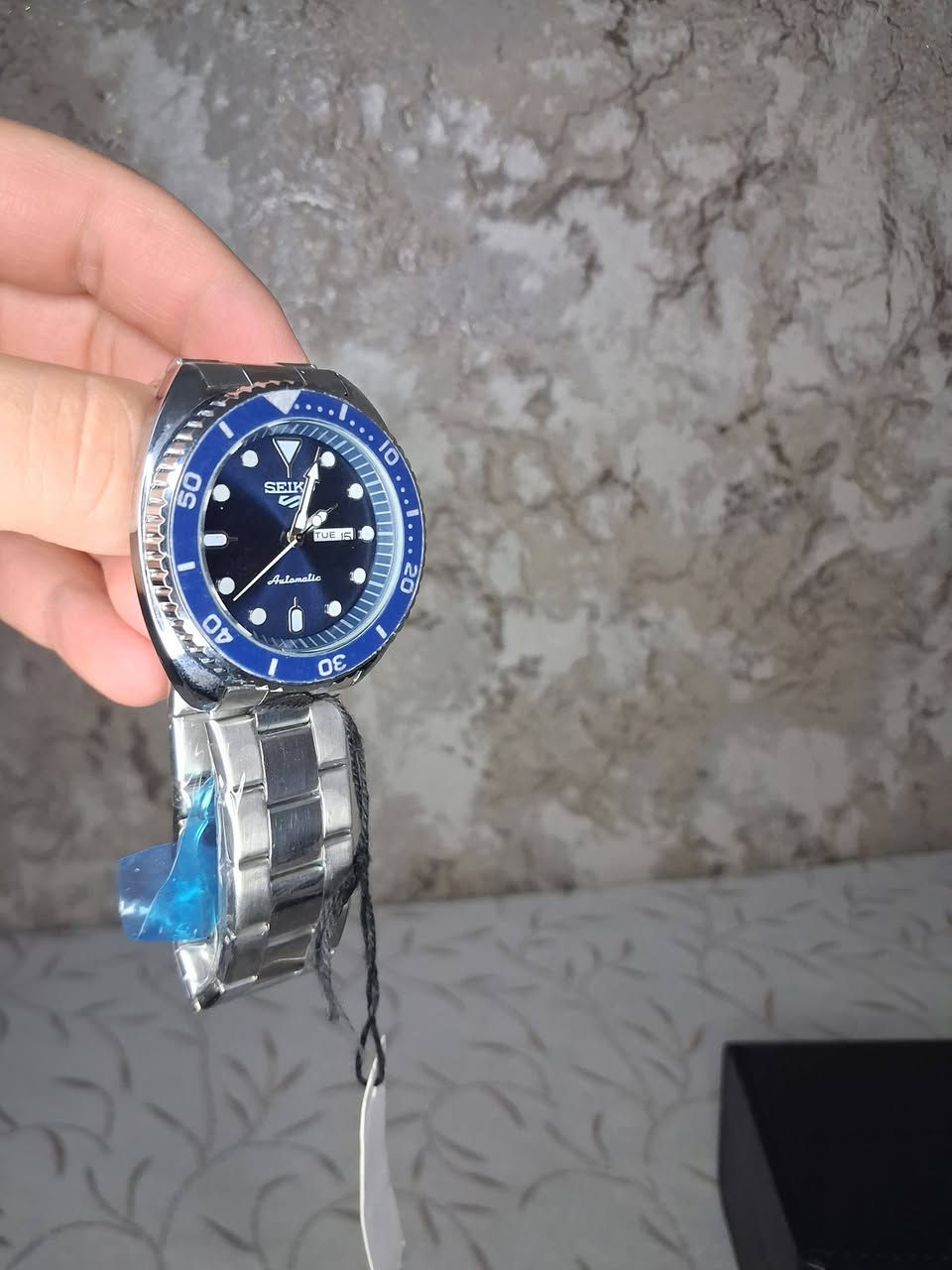 حركة Automatic أوتوماتيك
السعر ٢٠ الف 
🔵 واجهة زرقاء
🔵 إطار (Bezel) أزرق بتدرجات أرقام الغوص
📅 عرض اليوم والتاريخ Day & Date
✨ مؤشرات وعقارب واضحة ومضيئة
🔩 سوار معدني ستيل
👔 تصميم رجالي رياضي وأنيق
💎 مظهر فاخر مناسب للدوام والمناسبات
التواصل *********** واتساب
