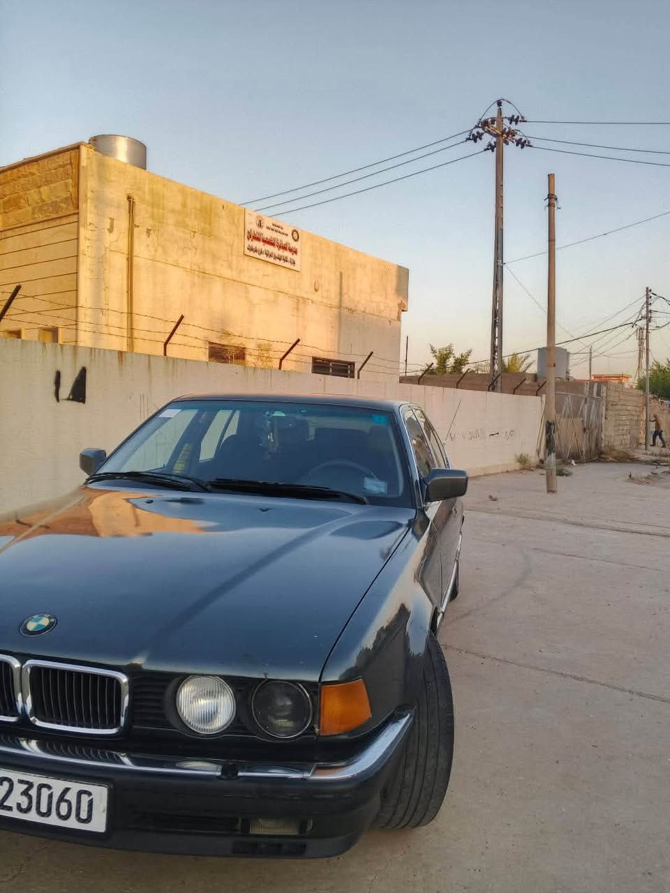 سلام عليكم للبيع بي ام 735 اصل موديل 89 رقم بغداد لونها رصاصي  رمادي محرك فل 6 سلندر گير محرك كفاله كهربائيات شغال مواصفات ديجتال غرفته الداخليه مرتبه يحتاجلها بولش ملاحظه تبريد ميشتغل كالوا كمبريسر مشروع وطني لل30 بطاقه بانزين بيها السعر المطلوب 44 وبيها مجال ***********
