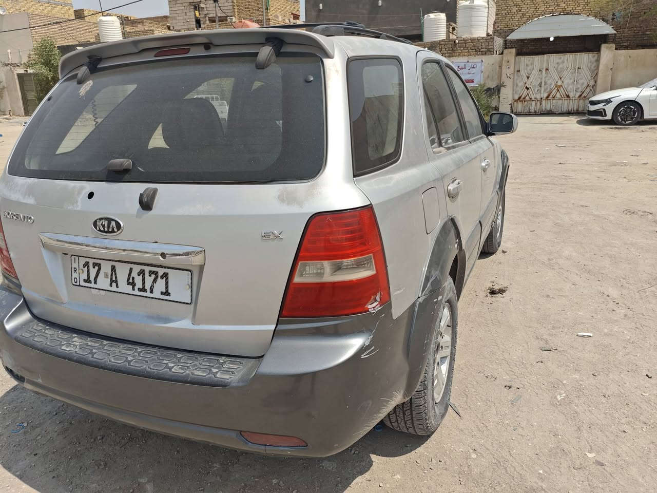 🔥 كيا سورينتو (Kia Sorento) موديل 2007 للبيع [برقم مميز]🔥
✨ الرقم: رقم مميز  ( 4171  - المثنى ) ✨
✅ الملكية والأوراق: باسمنا (تحويل ثاني يوم مباشر).
✅ البدن و الصبغ: صبغ بلاد بيه جراد ، عظمة وشاصي السيارة ممتاز جداً وبدون تخييس (شي بسيط كلش أباب السائق).
✅ المحرك والگير: محرك 3000cc، گير أوتوماتيك .
✅ التبريد والكهرباء: تبريد شغال ممتاز، وكهربائيات كلها شغالة بدون أي نقص.
✅ الملاحظات: تحتاج فقط أدامة بسيطة لغرفة الاحتراق وغسل فقط، وواقع السيارة أفضل وأحلى من الصور بعد.
✅ السعر ٨٣ بيه مجال قليل جدا للشراي. 
📍 الموقع ومكان المعاينة: ذي قار / الناصرية - مركز المدينة (متواجدة حالياً في حي البشائر).
📞 للتواصل (اتصال أو واتساب): ***********
