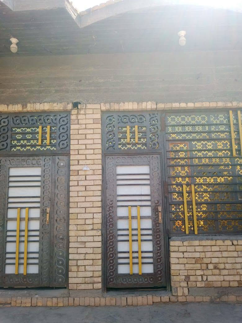 سلام عليكم بيت للبيع المساحه 200 متر  خنيطلة نهاية شارع الحولي قرب جامع الابرار  البيت يتكون من غرفتين وصاله كبيره واستقبال ومطبخ حار وبارد ومناور2 وصحيات داخليه  و خارجيه النواقص بيتونه ودوانيه بس والاستقبال لبخ ومخمر البيت اصبابه ناقص سيراميك السعر69 وبي مجال استفسار الاتصال على الرقم ***********
