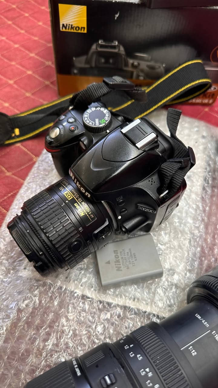 نيكون d3200
الملحقات 
شاحنه + بطارية + حزام كتف كارتونه وكتلوكات كاملة 
عدسة الاصلية ١٨.٥٥ 
زوم 70 : 300 بالكارتون 
السعر ٣٥٠ وبيها مجال للشراي 
مكاني ديوانية توصيل غير متوفر 
للتواصل ***********
