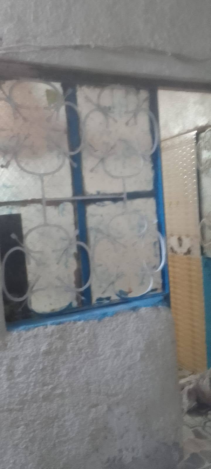 بيبان خشب وحديد مستعملات  للبيع بسعار مناسبات  مكلف بنشرهن
