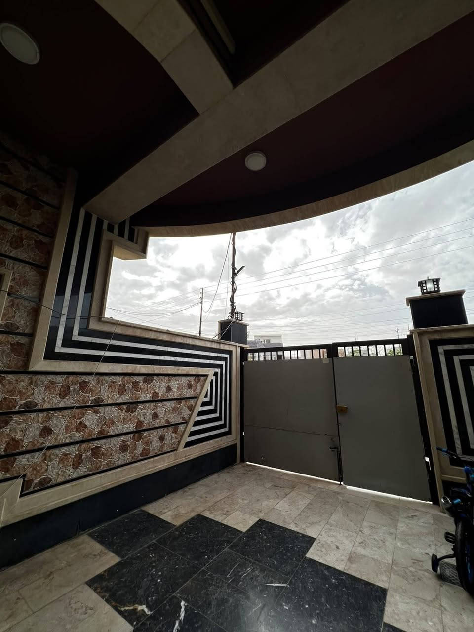 السلام عليكم ،،،،
🏡دار للبيع🏡
الموقع 🌎:-ملايين الاولى خلف الكمرك 
المساحه 📐:-100م📍
الواجه📏:-6 م📍
التفاصيل :-
الدار ثلاثة طوابق ⛳
5غرف نوم ✅
استقبال +هول +مطبخ ✅
خدمات كامله ✅
الدار مرتب حيل حيل ✅
للاستفسار اكثر :- 
***********☎️
***********☎️
***********☎️
