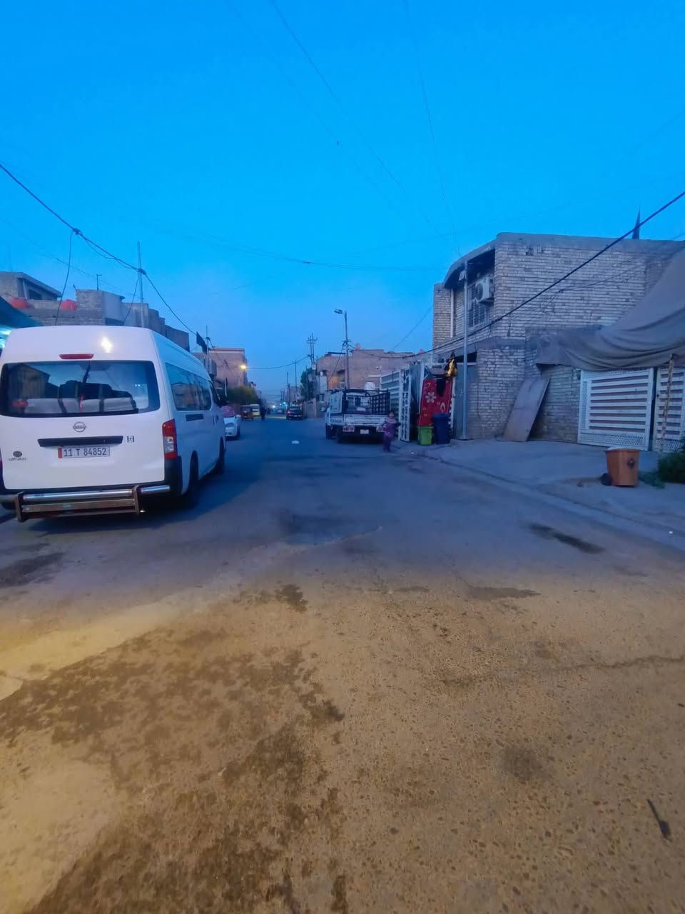 السلام عليكم توفر عندي بيت للبيع--زراعي سند 25 سند وكاله موجودات المساحه 100متر /جبهه--/4-- /نزال25---/ البيت طابق واحد منطقة كامله كل الخدمات مي مجاري تبليط كهرباء موقع البيت البلديات الضباط خلف الصحفيين قرب مدرسة زين القوس منطقه حي الامير للاستفسار *********** الرد واتساب ماسنجر أو الاتصال السعر خاص   حسن للعقار
