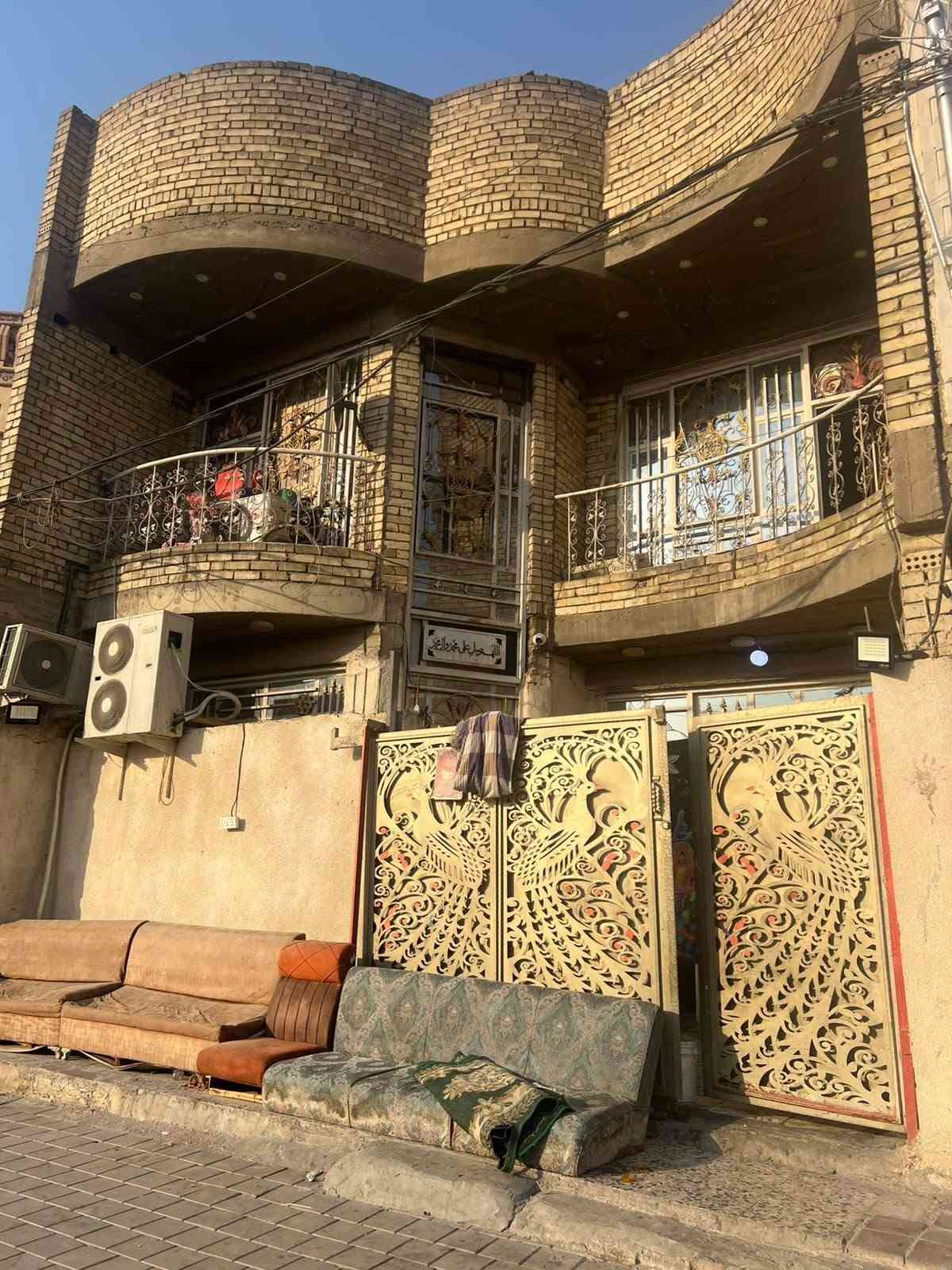 السلام عليكم دار البيع المساحه 144 مدينت الصدر قطاع 45شارع الفلاح البيت بشارع 60قريب علفلاح البيت 3طوابق ونص
طابق لاول  حوش استقبال جبير 
مطبخ صاله وغرفه وصحيات 
طابق الثاني 3غرف وصاله وصحيات 
طابق الثالث غرفه وصاله وصحيات 
وصطح وفوك طابق الثالث صحط بس بي مخزن غراض  السعر 400وبي مجال الستفسار ***********
السلام عليكم دار البيع المساحه 144 مدينت الصدر قطاع 45شارع الفلاح البيت بشارع 60قريب علفلاح البيت 3طوابق ونص
