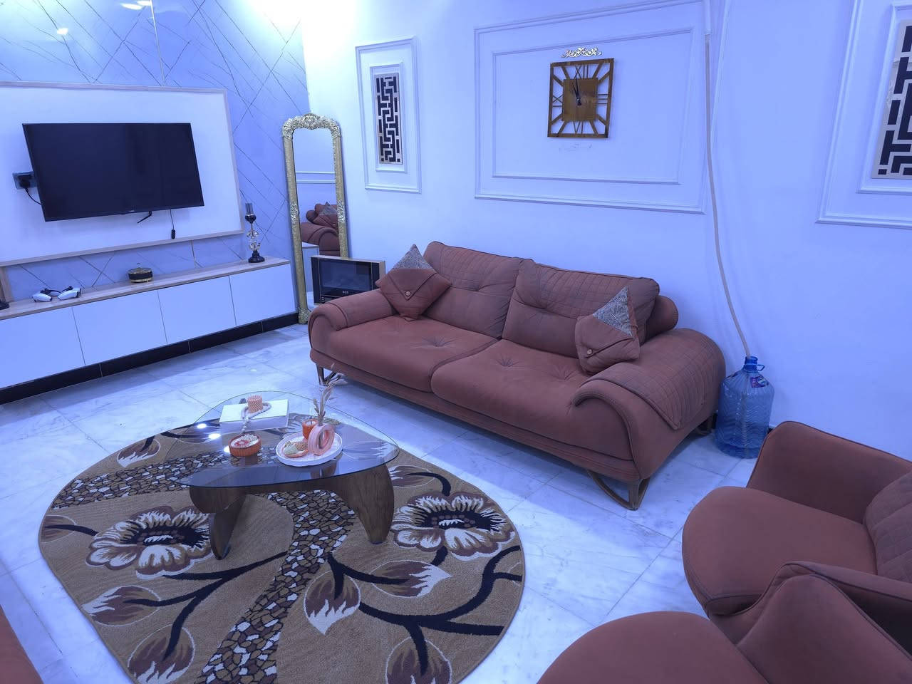 السلام عليكم 
طقم قنفات للبيع 
تركي 
مساحة تخزين خلفيه 
يتحول الى سرير و يتحول مقعد 
نضافة 90% 
ضمان بيه مدى العمر اذا خشبة انكسرت لو اذا قماش انشك 
يرجع للشركه المصنعه 
السعر 700 الف 
مكان بغداد بغداد الجديده 
الرقم للتواصل ***********
