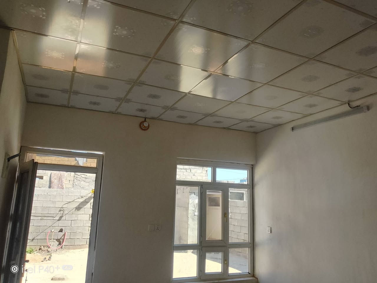 بيت للبيع الحويجه زراعي
حي المشروع خلف الخضر
مساحه 200
غرفتين نوم وهول ومطبخ وربعه 
السعر 30مليون وبيه مجال 
***********
