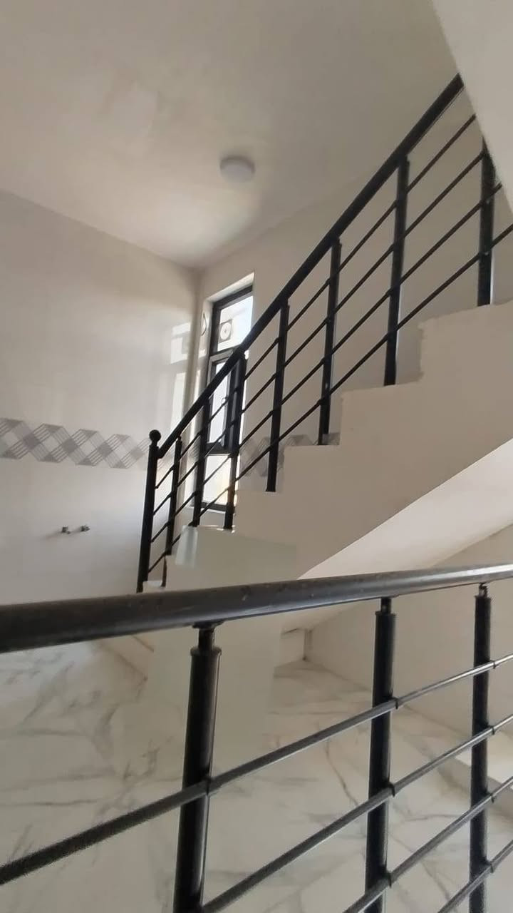 🏢 بناية استثمارية مميزة للبيع في الناصرية السعر 475🏢
​📌 الموقع: الناصرية - حي الموحية - مباشرة على الشارع الرئيسي (قرب دار المسنين).
📐 المساحة: 200 متر مربع.
📏 الأبعاد: الواجهة 10 متر | النزال 20 متر.
📄 نوع السند: طابو صرف.
​✨ تفاصيل وتقسيم البناية:
البناية مصممة ومقسمة بشكل استثماري ممتاز وعزل تام، حيث تحتوي على:
​🔹 مشتملات عدد (2)
​🔹 شقق سكنية عدد (2)
​⚙️ التجهيزات والخدمات:
​جميع الوحدات (الشقق والمشتملات) معزولة تماماً ومستقلة بخدماتها.
​مجهزة بالكامل بـ: (سخانات مياه + ماطورات بوستر لضخ المياه + تانكيات + مغاسل).
​💰 العائد الاستثماري (الوارد الشهري):
​البناية مؤجرة حالياً بالكامل، مما يضمن لك دخلاً فورياً.
​الوارد الشهري الحالي: 1,750,000 دينار عراقي (مليون وسبعمائة وخمسون ألف).
​📞 للاستفسار والتواصل:
للمزيد من المعلومات أو لتنسيق موعد للمعاينة، يرجى الاتصال على الرقم التالي:
📱 ***********
