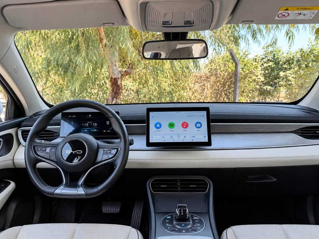 السلام عليكم. BYD سيل فايف
لون ابيض ماشيه 4000. السياره كفاله عامه لا رصعه ولا طخه ولا اي شي عله وضع الوكاله السياره رقمها حلو 40030 رقم بغداد. 

خاللها لزكات للشاشه وارضيات مال شركه. 

سعرها 21 مليون قفل من الاخير بدون عمله ابد 

***********
