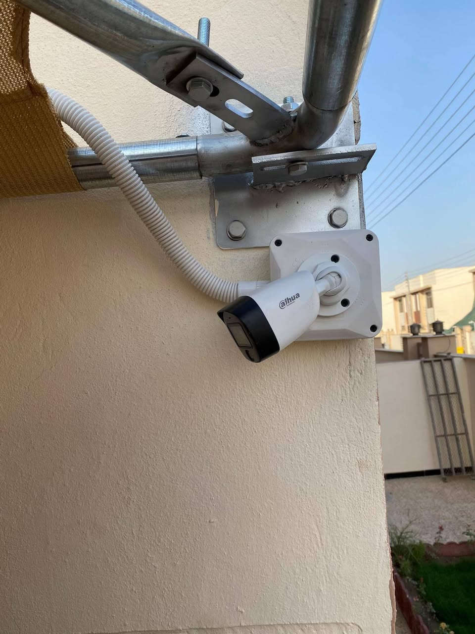 مستمرين بتركيب ونصب كاميرات المراقبة باحترافية ودقة 📹 إذا تريد كاميرات مراقبة شغل مرتب، نظيف ودقيق، أني حاضر أخدمك 👌
🔹 تأسيس وتمديد وايرات الكاميرات بشكل مرتب ودقيق
🔹 ربط الكامرات على الموبايل يعني أتابع كامراتك وانته بالبيت
🔹 نصب وبرمجة وربط الكاميرات
🔹 أجهزلك منظومة كاميرات كاملة من الصفر
🔹 عندك كامرة أو كامرتين فقط؟ عادي، أجي وأركبهن إلك
🔹 بيوت 🏠
🔹 محلات 🏪
🔹 مكاتب ومخازن وأي مكان يحتاج كاميرات
شغلي مرتب ونظيف، والدقة بالتأسيس والنصب أهم شي عندي، 📞 للاستفسار ومعرفة التفاصيل: ***********
كاميراتك أمانك… وخلي تركيبها بإيد أهل الاختصاص. 📹.
