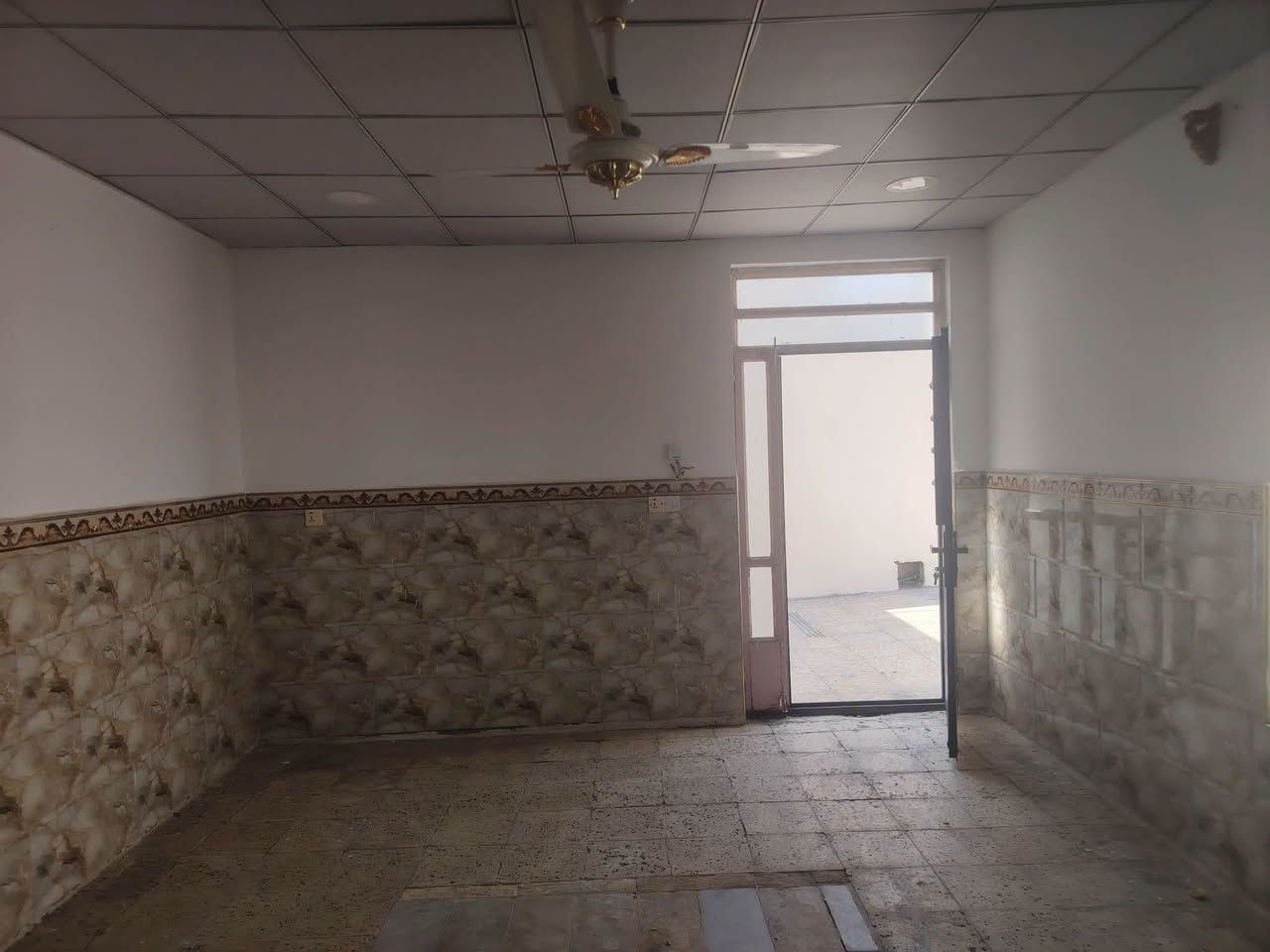 سلام عليكم دار للايجار بغداد المدائن خلف مرقد سلمان المحمدي قريب على السوك والمدارس مساحه ٣٠٠ متر خدمات كامله تبليط كهرباء ماء مجاري ثقيلة يتكون الدار من غرفتين نوم وصاله واستقبال ومطبخ وكراج سيارة صحيات داخلية خارجيه للاستفسار الاتصال على الرقم *********** أو *********** وات ساب
