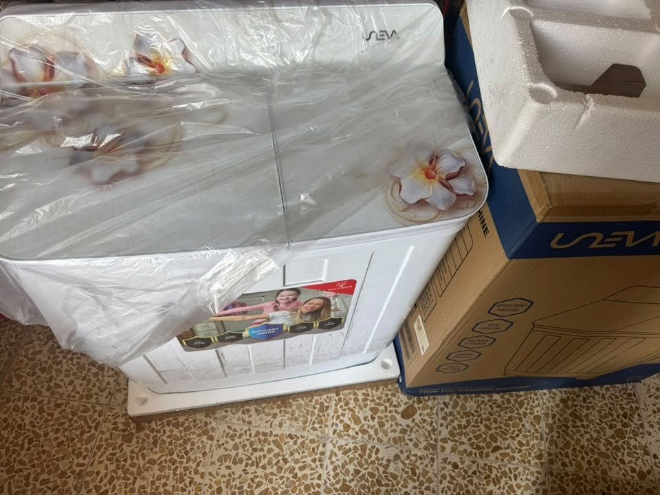غسالة يونيڤا 8 كيلو بعدها بالكارتون ما مشتغلة ابد
سعرها. 125 بيها مجال للتواصل 
*********** / ***********
