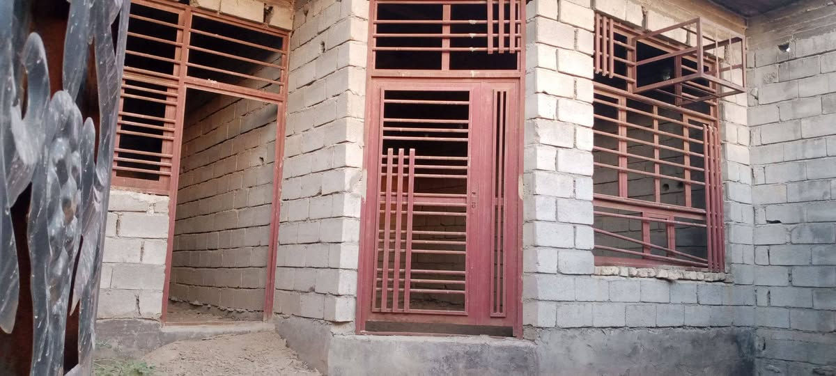 يالله... للبيع للبيع
هيكل طابوو زراعي سند 25 رسمي واصولي المساحه 150متر واجها 7ونص والنزال 20
تحتوي على استقبال ومطبخ وصاله وغرفه نوم ومجمع صحيات كامل وصحيات خارجيه مآل خطار بوب وشبابيك قفص كنديشن مشدودات حتى الباب الخراجي مشدود+ابواب خشب ابواب بيبيسي داخليات كاملات بس شد+ضفيره كامله كهرباء وماي واصله للباب البيت يشهد الله شغل هندسي وقياسات على الملم مآل واحد تعبان عليه بس الضروف حكمت وبالعافيه على الياخذه 
الموقع ديالى الخالص قرب فلكة مصطفى جواد قرب جامعة الامام الصادق يبعد 💯 متر 
السعر 45 وقابل للتفاوض 
الرقم ***********_***********
