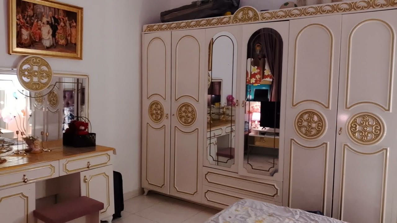 غرفة نوم تركي ضخمة ٩ قطع نضافه ٩٥•/• السعر ٦٠٠ بي مجال
العنوان حي العسكري 
***********
