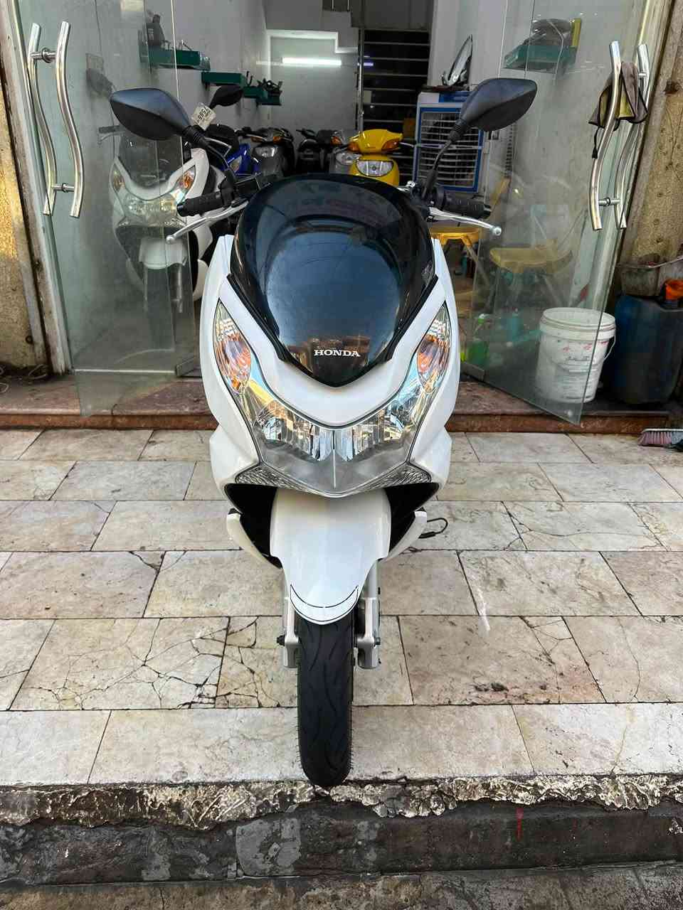 #السلام_عليكم_أخوتي_الغوالي 
#الوجبه_الجديدة
#مال_مزاد_شرط_رمبه 
# هوندا pcx جيل الاول  👍
 #شرط الضمان 💯💯
#بعده بحالة الوكاله فول نظافه مكفول 
#نظافه فول 💯💯👍 
#اللون أبيض 

البيع نقد والأقساط 👉
مصرف الرافدين فقط👉
مواظف ومنتسب ومتقاعد و الوريث 👉
استقطاع الاكتروني بدون مقدمه👉

#مكاني كوت المشروع شارع ميكانو 👉
***********☎️
***********☎️
أخوكم سيد محمد
