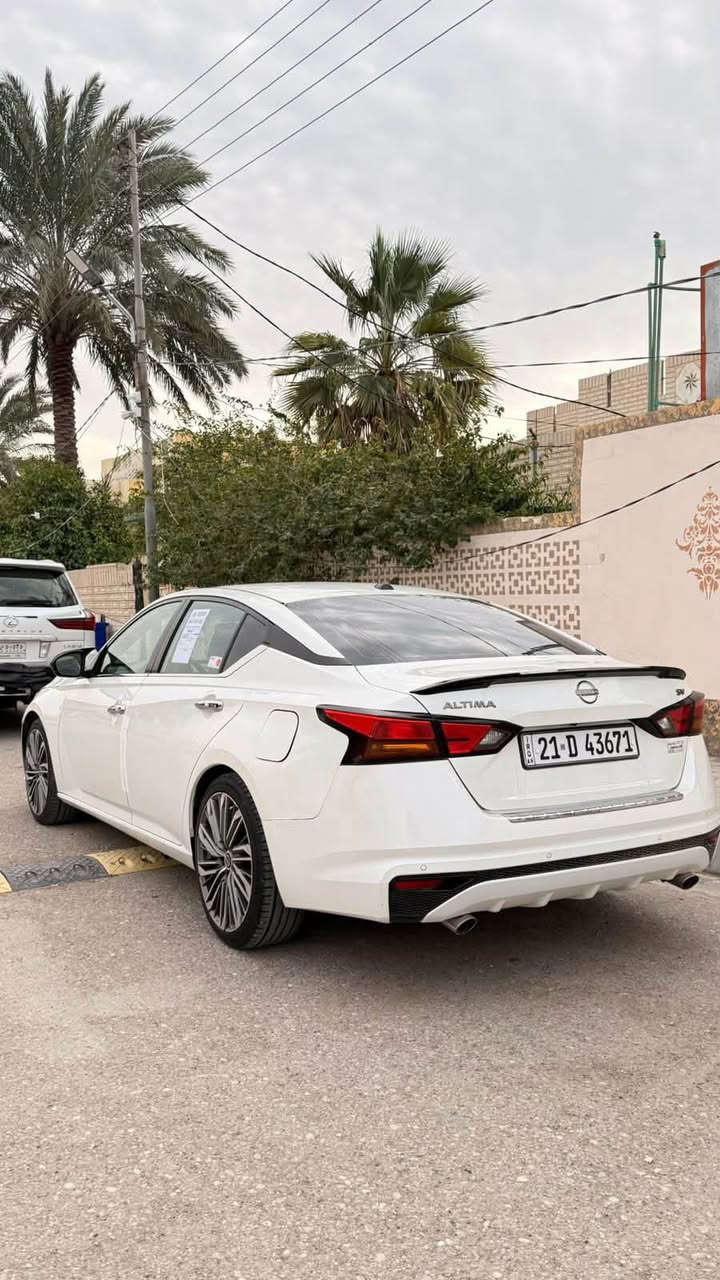 � للبيع نيسان التيما SV 2023
نيسان ألتيما SV موديل 2023
🔹 اللون: أبيض
🔹 الممشى: 140 ألف كم
🔹 محرك 2.5L، 4 سلندر
🔹 قوة 188 حصان
🔹 جير CVT Xtronic
🔹 دفع أمامي FWD
🔹 شاشة وسطية
🔹 Apple CarPlay & Android Auto
🔹 شحن لاسلكي
🔹 فتحة سقف
🔹 تكييف أوتوماتيك ثنائي المناطق
🔹 كاميرا خلفية + حساسات
🔹 نظام فرملة طوارئ أمامية
🔹 تشغيل عن بُعد
🔹 مواصفات SV كاملة حسب التجهيز

السيارة حسب السونار المرفق:
🟢 الصبغ: موضح بالسونار
🟢 التفاصيل: موضحة بالسونار
🟢 الفحص: موجود بالسونار

السيارة جاهزة للفحص من أي جهة يختارها المشتري.

مواصفات محرك الـ2.5L والـCVT وتجهيزات SV مدعومة بمواصفات نيسان الرسمية
***********
*********** رقم الواتساب

