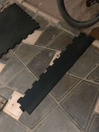 متوفر ارضية جم رياضي للبيع معه إطار الاستفسار اكثر 07843724907