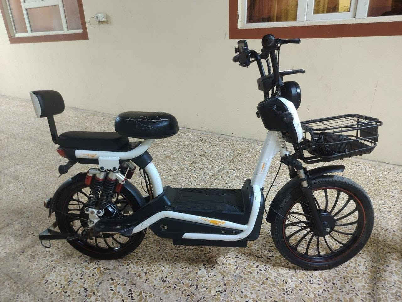 *ماطورات شحن مستعملة للبيع 🛵⚡️

متوفر ماطورين شحن مستعملات نظاف على وضع الشركة، شغل وفحص شرط 💯

*🔹 الماطور الأول - الأبيض*
اللون : أبيض 
عدد البطاريات : 6 بطاريات 
الحالة : مستعمل - ملف أصلي بلادي ممبدل نهائياً
المواصفات : - سلة أمامية - كرسي خلفي - نظافة جيدة جداً
السعر : 350 ألف وبيه مجال للشراي

*🔹 الماطور الثاني - الأزرق الفاتح*
اللون : أزرق فاتح
عدد البطاريات : 4 بطاريات
الحالة : مستعمل - ملف أصلي بلادي ممبدل نهائياً
المواصفات : ماطور ناعم واقتصادي - خفيف ومرتب - مال طلعة
السعر : 250 ألف وبيه مجال للشراي

*ملاحظة : الماطورين ثنينهم بيهم مجال

المكان : الموصل
للاستفسار والاتصال : ***********
