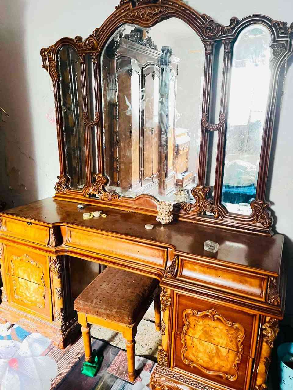 حياكم الله اخواني غرفة ايطالي خشب ثقيل جداً مكانها شطرة بعد وياها ميز جبير اربع جرارات كبار وميزين الصغار بصورة وميز الامراية وجرباية والكنتور مكانها شطرة للتواصل عبر واتساب /***********/ سعرها مناسب جداً تحتاج فقط يدات لبيبان الكنتور والجررات يعني تشتريها يدات اليدة الفين دينار تاخذ شي قوة وخشب ثقيل جداً وسعر مناسب
