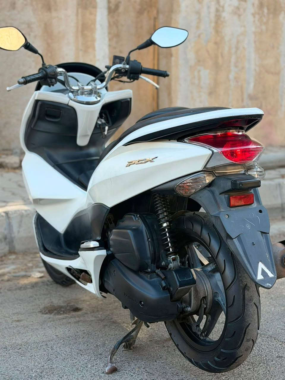 السلام عليكم دراجه pcx جيل الاول ياباني  مكينه 150  دراجه مكفوله كفاله عامه مال رمبه حساس ازدحام حساس ستان تتدفئة بل يدات لد أمام لد خلفي مكينه برغي ممفتوح بيه شلعه معدل فول مال جناي دراجه طتتعب تكول جديده على ايدي كتلوكات الرمبه بيه السعر مليون و350 العنوان بغداد الكرخ الأتصال على الرقم *********** بغداد, العراق
