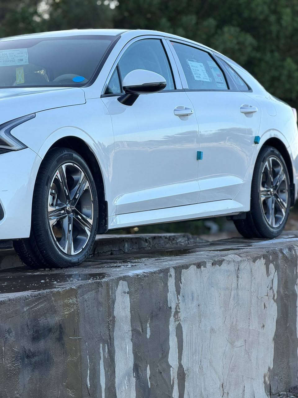 السلام عليكم 

للبيع كيا K5 2023 لون ابيض 

الممشى50 ألف كم

خليجي وكالة  / كفالة عامة
حالة ممتازة جداً

المواصفات:
محرك 2000 دوش 
كير أوتوماتيك
كاميرا خلفية
حساسات أمامي وخلفي
شاشة + Apple CarPlay
قطعتين تبريد 
تشغيل عن بعد 
بصمه 
مري شفط 
اشاير بالمري 
فول ماعده الفتحه 
السيارة نظيفة جداً وجاهزة بدون أي مصاريف رقم بغداد بأسمي تحويل ثاني يوم 
السعر:210$ بيها مجال
‏‪***********‬‏
