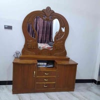 غرفة أخشاب • حالة جيدة • ٥ أبواب