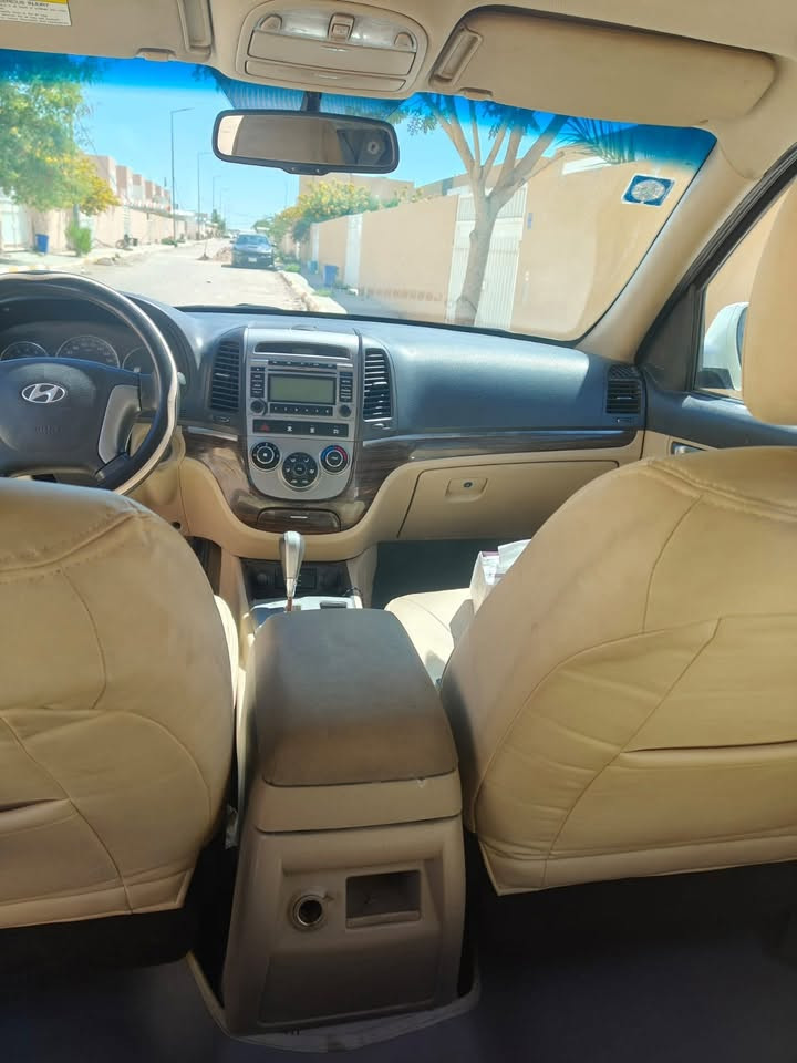 سنتافيا خليجي مكفول موديل 2012
رقم انلكيزي بصره 
محرك 2400 
4 سلندر 
السعر 140 مكان ناصريه مركز وبيه مجال مكلف بلنشر رقم صاحب السياره ***********
