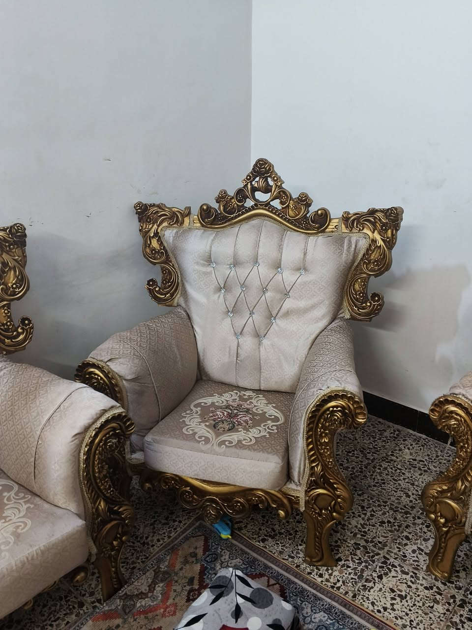 السلام عليكم 
تخم ملكي عشر مقاعد نظيف جدا 
مكان الامين الثانية شهداء النفط
 السعر ٤٠٠ وبي مجال 
***********
