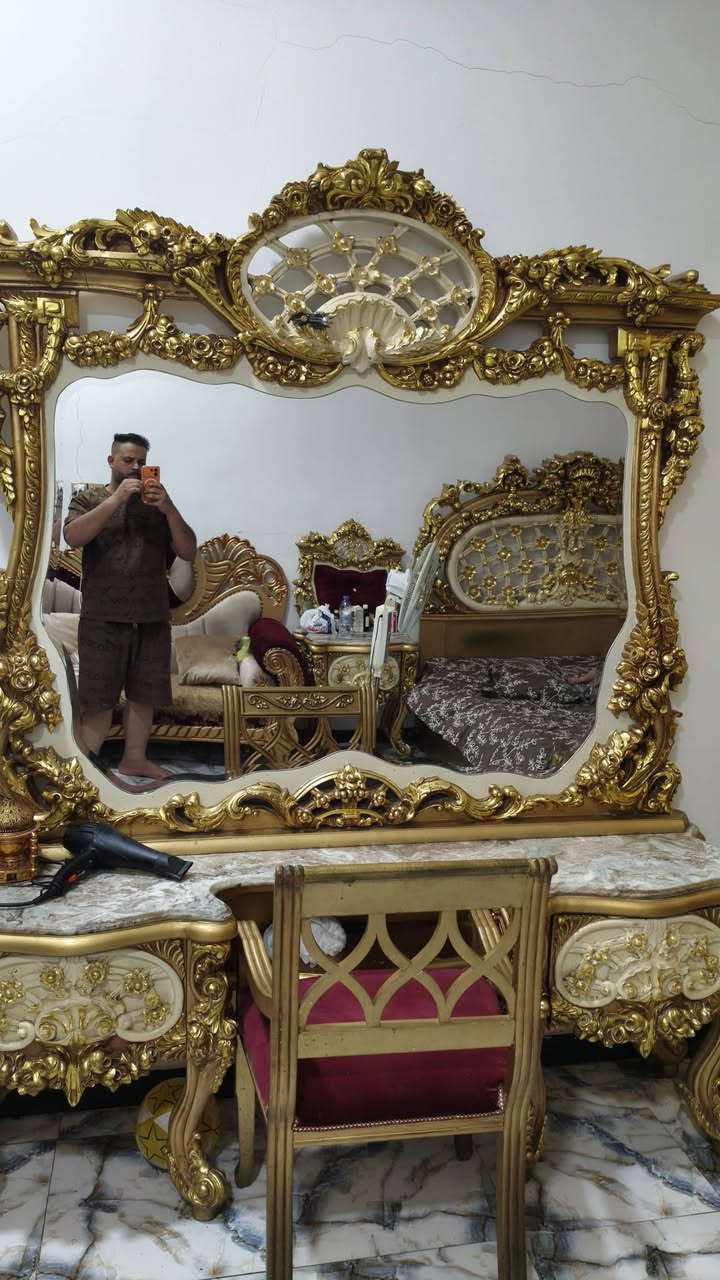 غرفه مصريه درجه اوله خشب زان دمياطي طلب خاص من مصر مشترينه ب٥ ملايين الغرفه ضخمه وثقيله جداً السعر مليونين وبيها مجال قليل ***********
