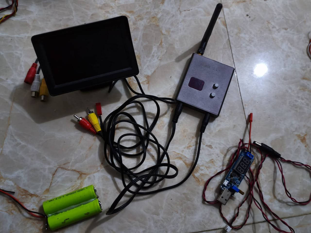 السلام عليكم اخوان اغراض FPV. للبيع تفاصيل جوه كل صوره الاسعار ثابته بدون احراج رجاءً سبب البيع الدراسه 
رقمي ***********
